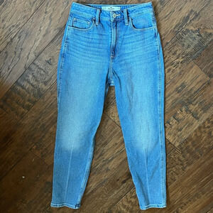 Hollister Curvy Ultra High Rise Medium Wash Mom Jeans Relaxed Thigh Taper, 25